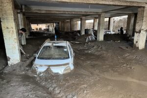 People struggle to retrieve cars from mud after devastating floods in Pakistan’s Khyber Pakhtunkhwa province. Photo: Xinhua