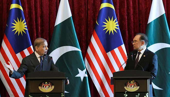 Prime Minister Shehbaz Sharif and Malaysia's Prime Minister Anwar Ibrahim attend a press conference during Sharif's official visit, in Putrajaya, Malaysia, October 6, 2025. — Reuters