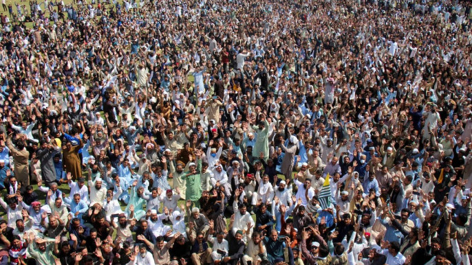 Supporters of the Joint Awami Action Committee (JAAC), an alliance of Kashmir civil rights groups, chant slogans as they gather to attend the funeral of men who were killed during a protest following a shutter-down strike in Muzaffarabad, the capital of Pakistan-administered Kashmir, Pakistan October 2, 2025. Photo: REUTERS/Naseer ud Din
