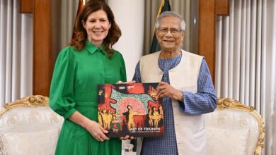 Chief Adviser Muhammad Yunus presents graffiti book 'Art of Triumph' to visiting British Minister for International Development Baroness Jenny Chapman at the State Guest House Jamuna on 13 November 2025. Photo: CA Press Wing