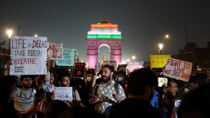 Protesters hold placards in front of the India Gate during a protest against air pollution in New Delhi, India, November 9, 2025. Photo: REUTERS/Bhawika Chhabra
