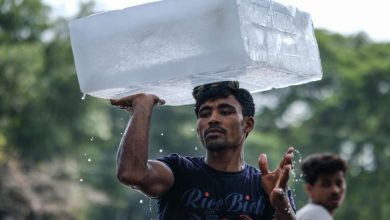 A man selling ice bar in the scorching heat in Dhaka University area.(File Photo)
