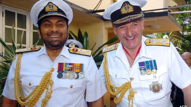 Sri Lankan Navy Commander Wasantha Karannagoda (L) and British Royal Navy Admiral Jonathon Band (R).