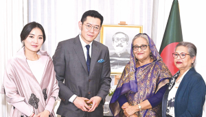 Bhutanese King Jigme Khesar Namgyel Wangchuck and Queen Jetsun Pema during their meeting with Prime Minister Sheikh Hasina and her younger sister Sheikh Rehana at the Claridge Hotel in the UK on Saturday – PID Photo