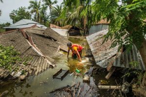 Large areas of India and Bangladesh – such as this household in Khulna – suffered huge damage from Cyclone Amphan in 2020. Extreme weather events are set to become more severe in South Asia, a major driver of climate change-related loss and damage. (Image: Nazrul Islam / Alamy)