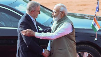 FILE PHOTO: Australian Prime Minister Anthony Albanese shakes hands with his Indian counterpart Narendra Modi during his ceremonial reception at the forecourt of India's Rashtrapati Bhavan Presidential Palace in New Delhi, India, 10 March, 2023. REUTERS/Altaf Hussain