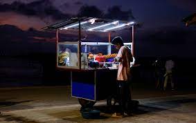 A vendor cooks food for customers in his food cart at Galle Face Green, amid the country's economic crisis, in Colombo, Sri Lanka, October 31, 2022. REUTERS/ Dinuka Liyanawatte: FILE PHOTO