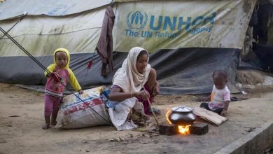 Rohingya refugees cook outside their tent in Kutupalong refugee settlement. © UNHCR/Roger Arnold