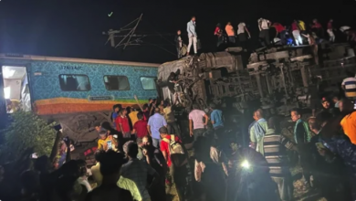 Coromandel Express derailed in Balasore after colliding with a goods train. Photo: Twitter / @SutirthaBiswas1
