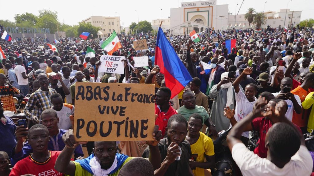 “Down with France, long live Putin,” said supporters of the coup leader in Niamey