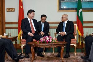 Former Maldivian President Maumoon Abdul Gayoom (R) pays a courtesy call on Chinese President Xi Jinping (L). (File Photo/President's Office)