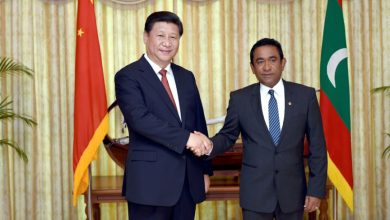 Then-Maldivian President Abdulla Yameen Abdul Gayoom (R) and with Chinese President Xi Jinping (L). (File Photo/President's Office)