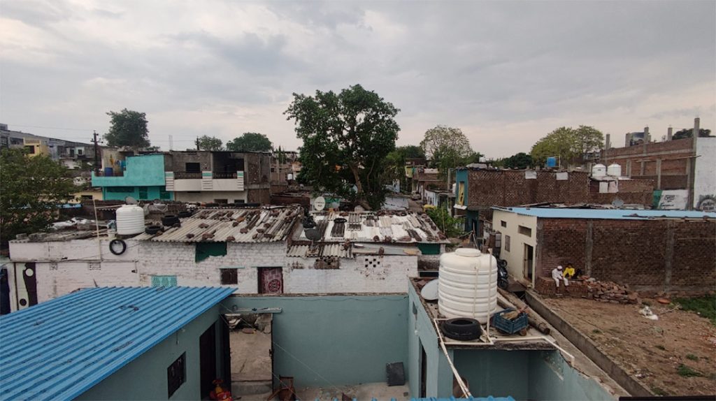 Painting rooftops with white reflective paint is an effective yet relatively expensive option for informal settlements in Indian cities. Picture: Chandni Singh, Bhopal, 2023.