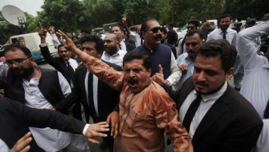 Lawyers gather to protest following the arrest of Pakistan's former Prime Minister Imran Khan, outside his residence in Lahore, Pakistan August 5, 2023. REUTERS/Mohsin Raza/File Photo