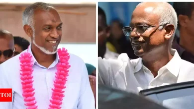 Frontrunner Mohamed Muizzu (L) & Maldives President Ibrahim Mohamed Solih