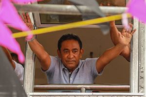 Former President of the Maldives Abdulla Yameen, imprisoned on the charges of alleged corruption, waves toward his supporters gathered outside his residence after his transfer to house arrest in Male on Sunday. | AFP-JIJI