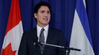 FILE PHOTO: Canadian Prime Minister Justin Trudeau makes remarks during a pro-Israel rally at the Soloway Jewish Community Centre in Ottawa, Ontario, Canada October 9, 2023. REUTERS/Blair Gable/File Photo