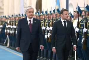 Kazakh President Kassym-Jomart Tokayev (L) and French President Emmanuel Macron take part in a welcome ceremony before their talks in Astana, Kazakhstan November 1 [Press service of the Kazakh President via Reuters]