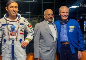 NASA administrator Bill Nelson poses for a picture with former Indian Astronaut Rakesh Sharma, during a conversation with NASA and ISRO (Indian Space Research Organisation) at VITM Auditorium, in Bengaluru, India November 29, 2023. REUTERS/Nivedita Bhattacharjee