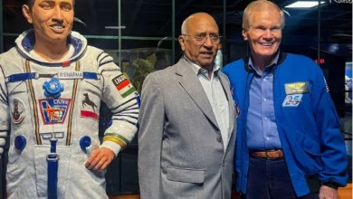 NASA administrator Bill Nelson poses for a picture with former Indian Astronaut Rakesh Sharma, during a conversation with NASA and ISRO (Indian Space Research Organisation) at VITM Auditorium, in Bengaluru, India November 29, 2023. REUTERS/Nivedita Bhattacharjee