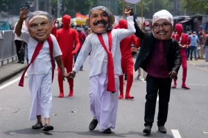 Sri Lankan protesters dressed as ex-President Gotabaya Rajapaksa, right, ex-finance minister Basil Rajapaksa, left, and ex-PM Mahinda Rajapaksa [File: Eranga Jayawardena/AP]