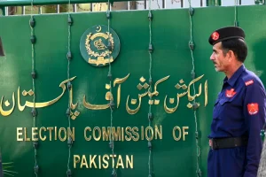 A security personnel stands guard at the headquarters of Election Commission of Pakistan in Islamabad [File: Aamir Qureshi/AFP]