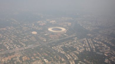 An aerial view shows residential buildings and a stadium shrouded in smog in New Delhi, India, October 27, 2023. REUTERS/Altaf Hussain/File Photo