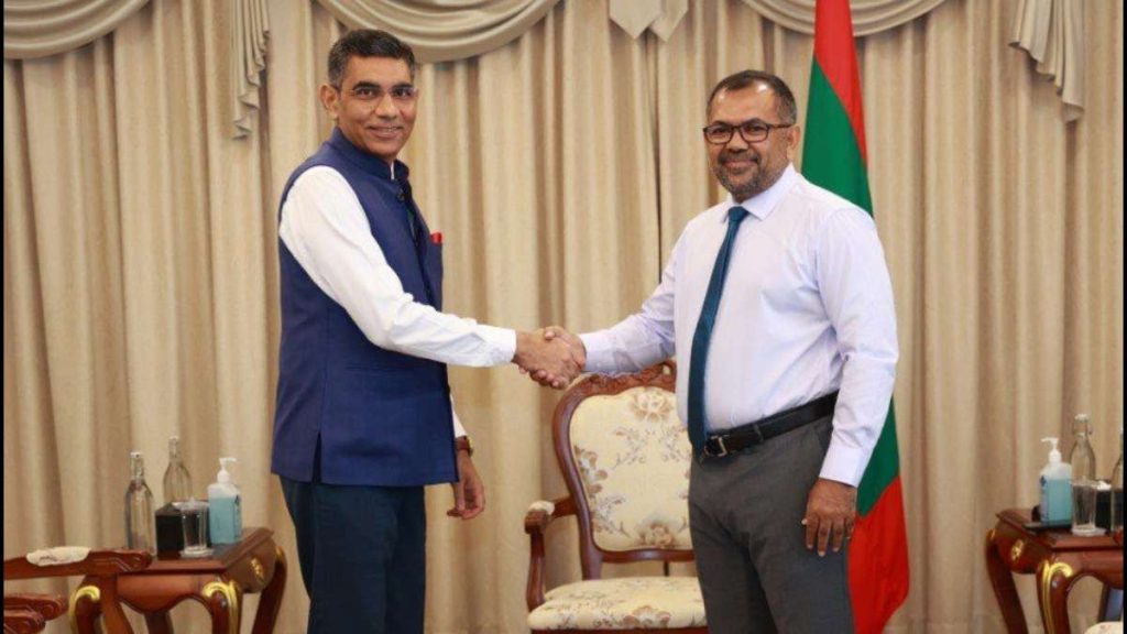Indian envoy to Maldives Munu Mahawar with Maldivian Foreign Minister Moosa Zameer.