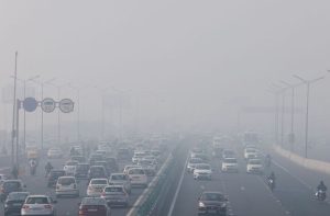 Traffic moves along a highway shrouded in heavy smog in New Delhi, India, December 26, 2023. REUTERS/Anushree Fadnavis Acquire