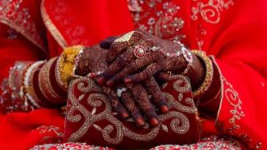 Jewellery is seen on a bride's hand as she holds a purse during a mass marriage ceremony, in which, 51 Muslim couples took their wedding vows, in Mumbai, India, January 14, 2024. REUTERS/Francis Mascarenhas/File Photo