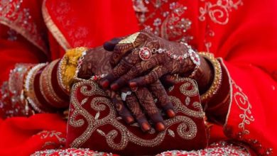 Jewellery is seen on a bride's hand as she holds a purse during a mass marriage ceremony, in which, 51 Muslim couples took their wedding vows, in Mumbai, India, January 14, 2024. REUTERS/Francis Mascarenhas/File Photo