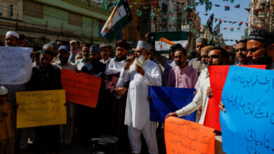 Supporters of the religious and political party Tehreek-e-Labaik Pakistan (TLP) protest against what they say the blasphemous remarks by the chief justice of Pakistan, in Karachi, Pakistan February 23, 2024. REUTERS/Akhtar Soomro