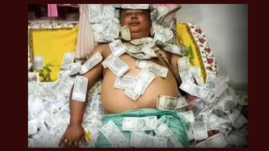 Politician is lying on the bed of money, the picture is viral