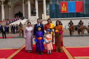 The President of Mongolia, HE Khurelsukh Ukhnaa and First Lady Bolortsetseg Luvsandorj officially received Their Majesties to Mongolia in an honour guard ceremony held at Sukhbaatar Square, the heart of Mongolia’s capital, Ulaanbaatar yesterday. 
