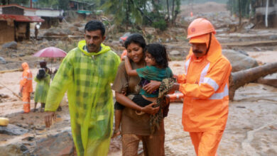 Rescuers help residents to move to a safer place, at a landslide site after multiple landslides in the hills, in Wayanad, in the southern state of Kerala, India, July 30, 2024. Photo: REUTERS/Stringer