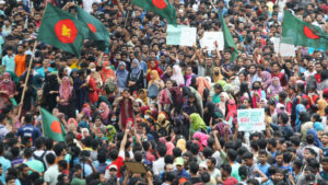 Students of different institutions block Shahbagh intersection for the third day in a row demanding the reinstatement of the 2018 circular cancelling quotas in recruitment in government jobs on 4 July 2024. Photo: Mehedi Hasan/TBS