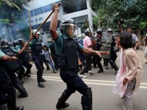 Police confront a female student protesting quota reforms in Dhaka University area, resulting in physical altercations.