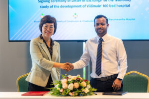 Infrastructure Minister Dr. Abdulla Muthalib (R) and Chinese Ambassador Wang Lixin (L) sign a letter of exchange on a feasibility study for the development of a hospital in Vilimale' on May 22, 2024. (Sun Photo/Moosa Nadheem)