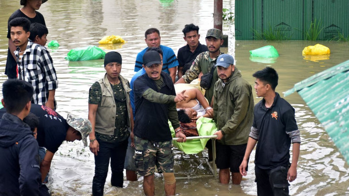 People carry a patient on a stretcher as they wait for a rescue boat to evacuate him from the flood-affected Jawaharlal Nehru Institute of Medical Sciences hospital, following heavy rains in Imphal East, Manipur, India June 1, 2025. Photo: REUTERS/Stringer