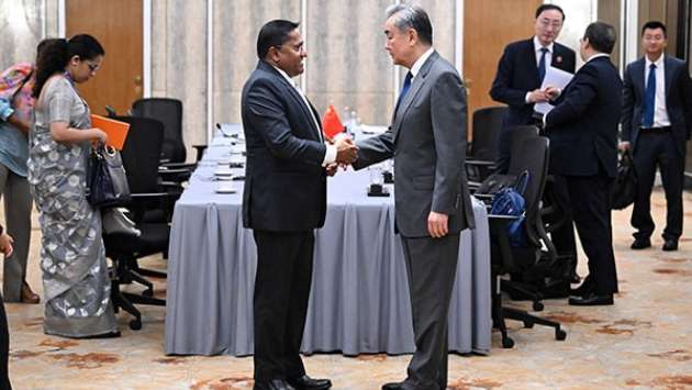 Minister of Foreign Affairs, Foreign Employment and Tourism, Vijitha Herath, met with Chinese Foreign Minister H.E. Wang Yi (12) on the sidelines of the ASEAN Foreign Ministers’ Meetings in Kuala Lumpur. The discussions reaffirmed the longstanding friendship and strategic cooperative partnership between Sri Lanka and China.