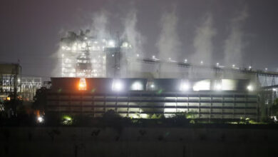 Smoke billows from the cooling towers of a coal-fired power plant in Ahmedabad, India, October 13, 2021. Photo: REUTERS/Amit Dave/File Photo