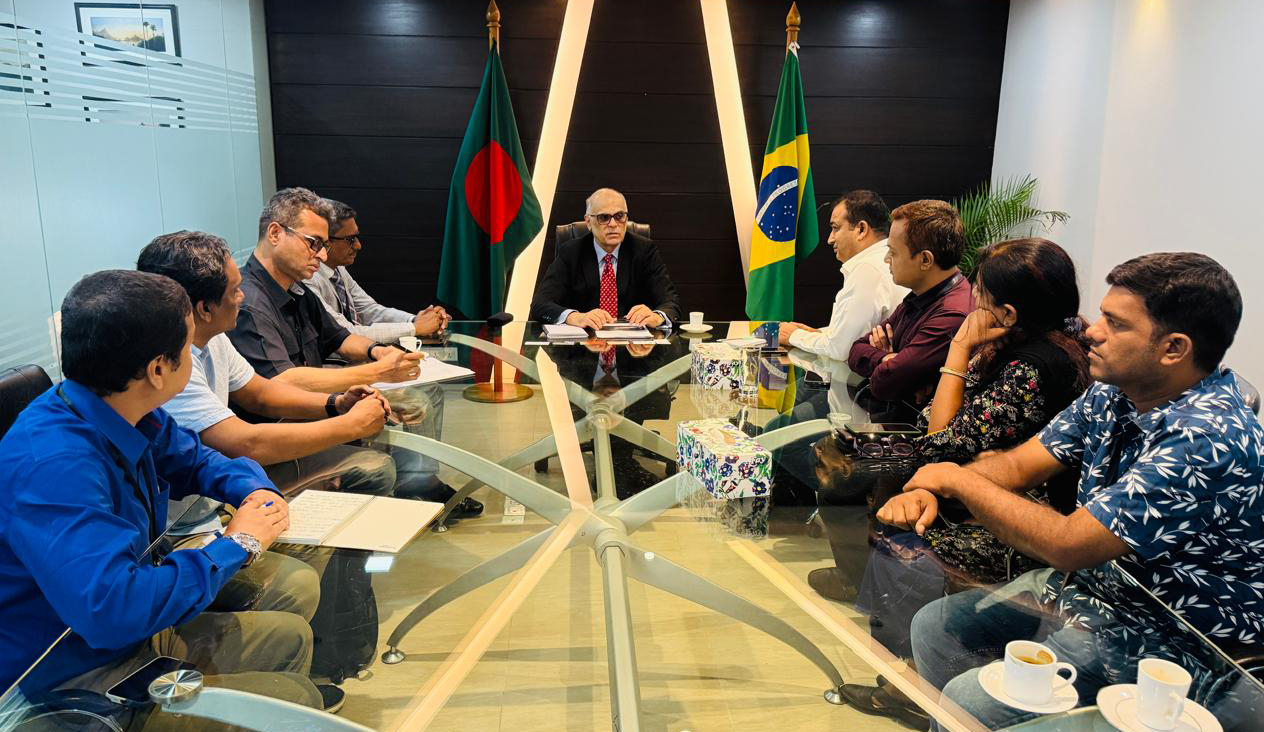 Brazilian Ambassador Paulo Fernando Diaz Perez is exchanging views with SACCJF leaders. Tuesday at the Brazil Embassy in Dhaka. Photo: South Asian Correspondent.
