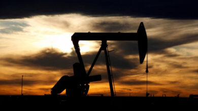The sun sets behind a crude oil pump jack on a drill pad in the Permian Basin in Loving County, Texas, US November 24, 2019. Photo: REUTERS/Angus Mordant/File Photo