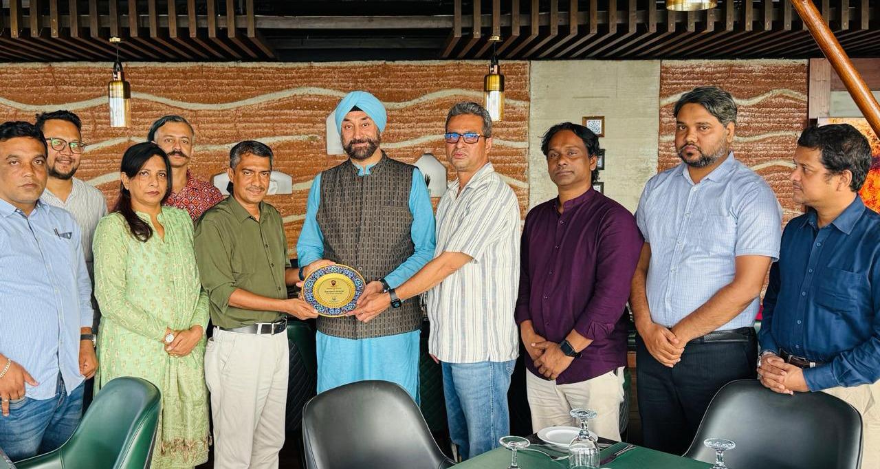 After a special exchange meeting, South Asian Climate Change Journalists Forum (SACCJF) leaders welcomed climate activist Harjit Singh, global convener of the Fill the Fund campaign and strategic advisor to the Fossil Fuel Non-Proliferation Treaty Initiative, at a hotel in Dhaka on Wednesday. Photo: SAC.