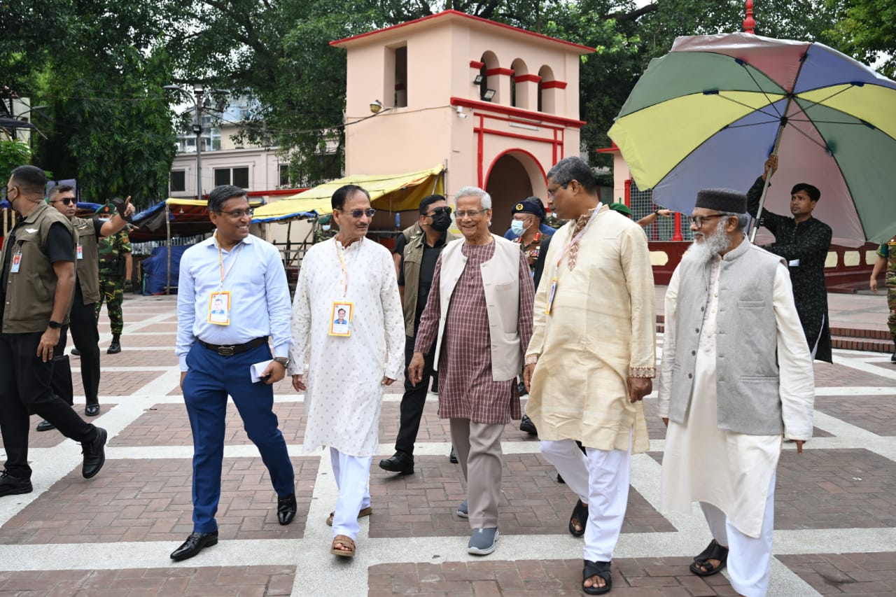 Chief Adviser Muhammad Yunus visits Dhakeshwari Temple in Dhaka on 16 September 2025. Photo: CA's Press Wing