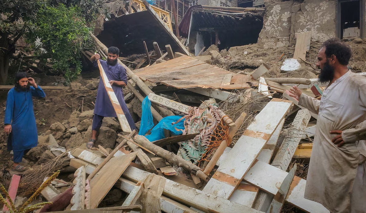 Afghan men search for their belongings amidst the rubble of a collapsed house after a deadly magnitude-6 earthquake that struck Afghanistan around midnight, in Dara Mazar, in Kunar province, Afghanistan, September 1. Photo: REUTERS/Stringer