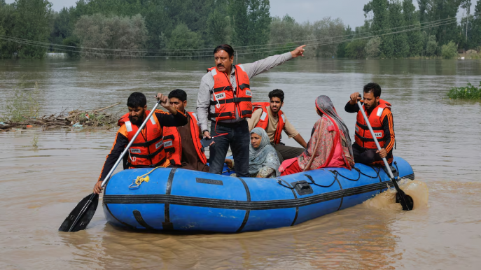 Members of the National Disaster Response Force (NDRF) and State Disaster Response Force (SDRF) rescue people trapped in their homes due to the rising water levels due to a breach in the Jhelum River bund at Zoonipora village in central Kashmir’s Budgam district, Indian Kashmir, September 4, 2025. Photo: REUTERS/Sharafat Ali