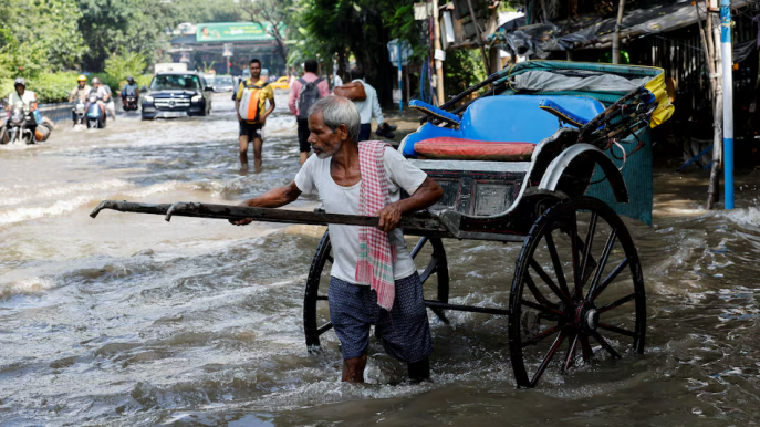 A man wades through a waterlogged road with his hand-pulled rickshaw after heavy rainfall in Kolkata, India September 24, 2025. Photo: REUTERS/Sahiba Chawdhary
