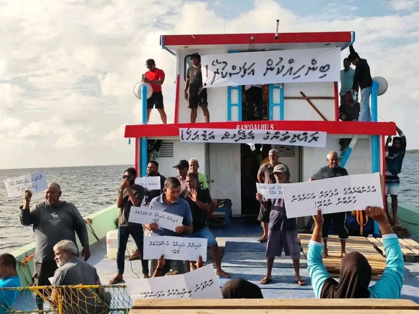 Residents of B. Dhonfanu protest against the decision to drop a land reclamation project in the island on September 12, 2025. (Photo/Facebook/Ibrerhim Najetzz)