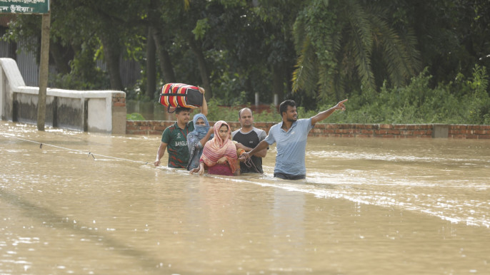 People in Cumilla’s Burichang are evacuating their homes for higher grounds as floodwaters rise. The devastating flood has affected millions of lives across 11 districts and displaced people across southeastern Bangladesh, compelling them to seek shelter on higher ground. Photo: TBS